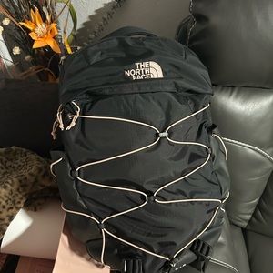 Black backpack w pink string NORTHFACE BOREALIS used still in great condition
